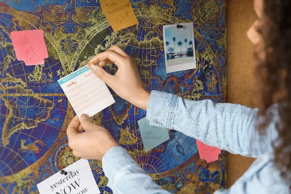 Prikbord met een oude wereldkaart in rijke kleuren