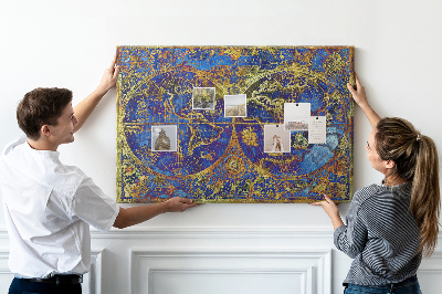 Prikbord met een oude wereldkaart in rijke kleuren