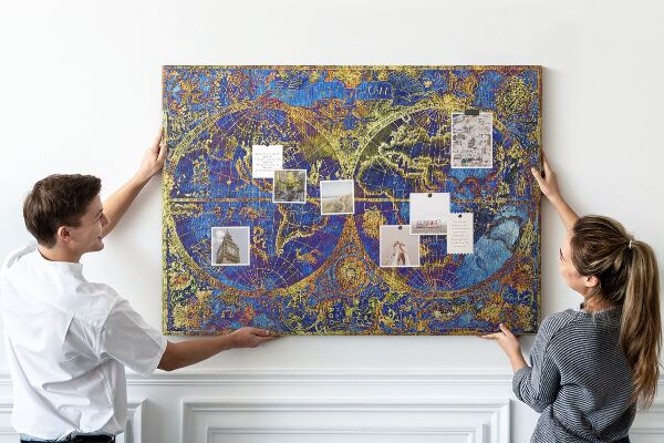 Prikbord met een oude wereldkaart in rijke kleuren