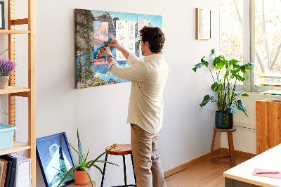 Kurkbord met een berglandschap weerspiegeld in het meer
