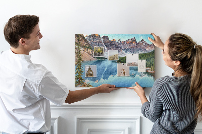 Kurkbord met een berglandschap weerspiegeld in het meer
