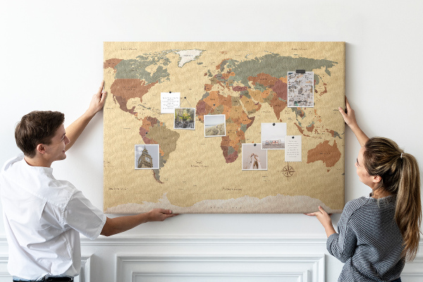 Prikbord oude wereldkaart in gedempte kleuren