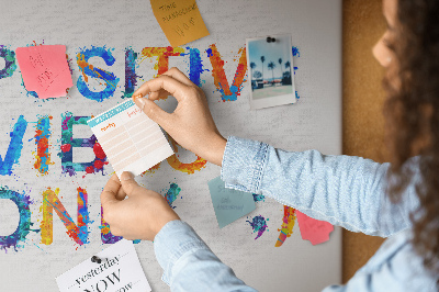 Kurk prikbord met kleurrijke letters op een witte achtergrond