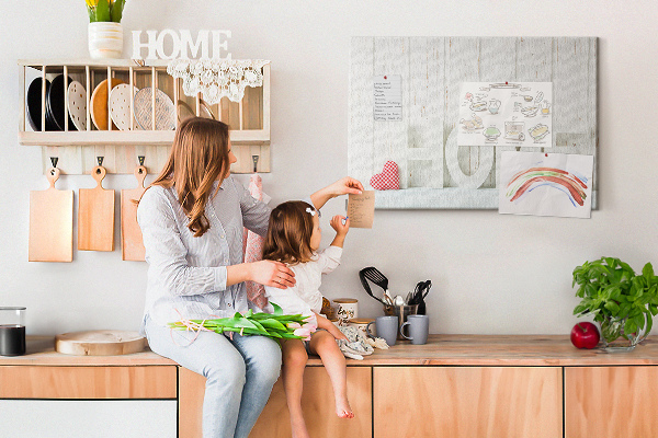 Kurk prikbord met stijlvolle HOME-tekst op een witte achtergrond