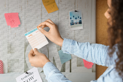 Kurk prikbord met stijlvolle HOME-tekst op een witte achtergrond
