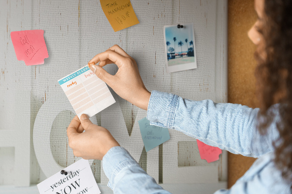 Kurk prikbord met stijlvolle HOME-tekst op een witte achtergrond
