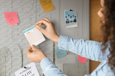 Kurk prikbord met stijlvolle HOME-tekst op een witte achtergrond