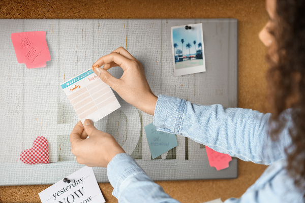 Kurk prikbord met stijlvolle HOME-tekst op een witte achtergrond