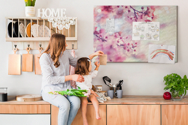 Prikbord met afbeelding van bloemtakken in pasteltinten