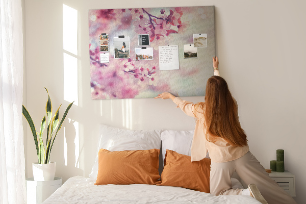 Prikbord met afbeelding van bloemtakken in pasteltinten
