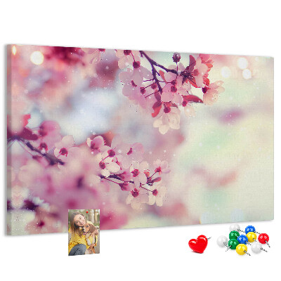 Prikbord met afbeelding van bloemtakken in pasteltinten