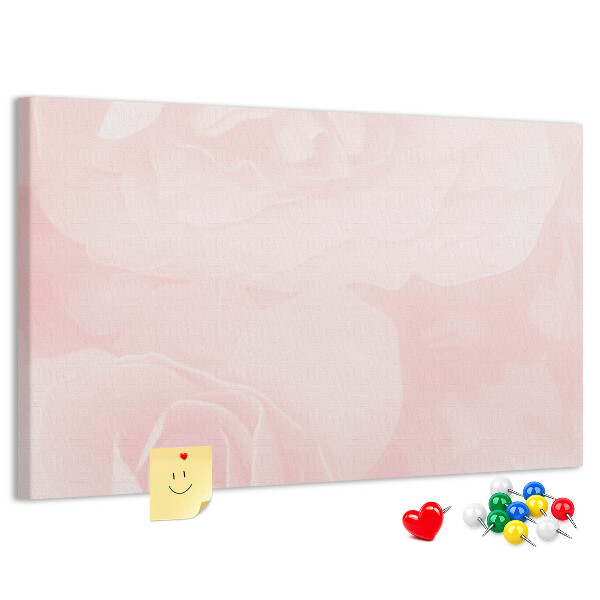 met een achtergrond van fijne roze rozen