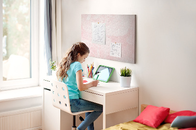 Kurkbord met een achtergrond van fijne roze rozen