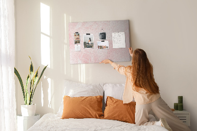 Kurkbord met een achtergrond van fijne roze rozen