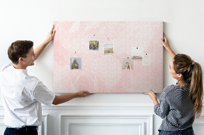 Kurkbord met een achtergrond van fijne roze rozen
