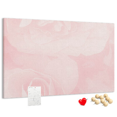 Kurkbord met een achtergrond van fijne roze rozen