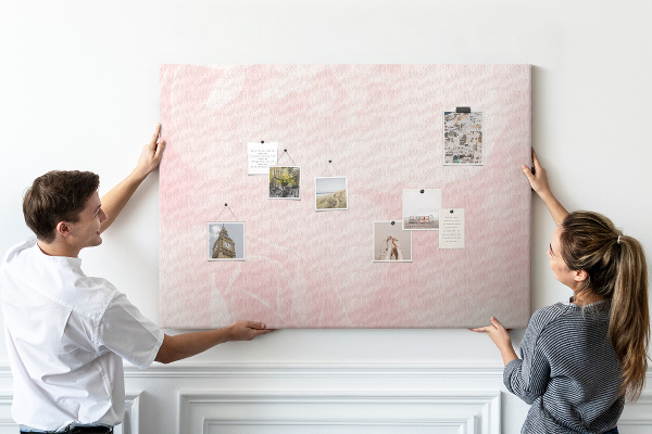 Kurkbord met een achtergrond van fijne roze rozen