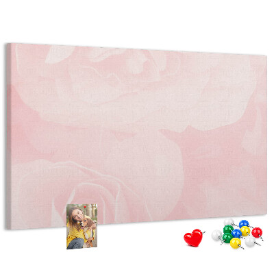 Kurkbord met een achtergrond van fijne roze rozen