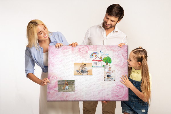 Kurk prikbord met een achtergrond van fijne roze rozen