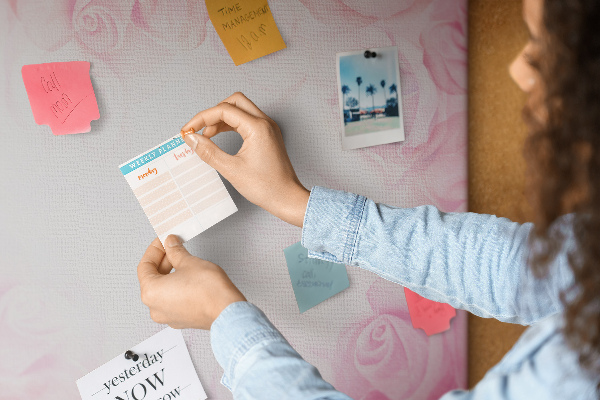 Kurk prikbord met een achtergrond van fijne roze rozen