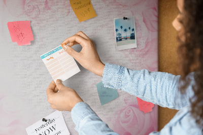 Kurk prikbord met een achtergrond van fijne roze rozen