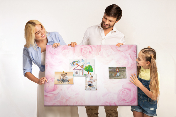 Kurk prikbord met een achtergrond van fijne roze rozen