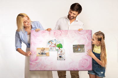 Kurk prikbord met een achtergrond van fijne roze rozen