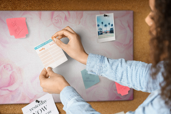 Kurk prikbord met een achtergrond van fijne roze rozen