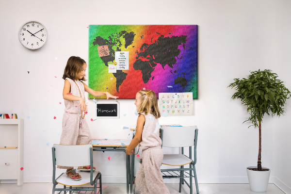 Kurkbord wereldkaart in regenboogkleuren