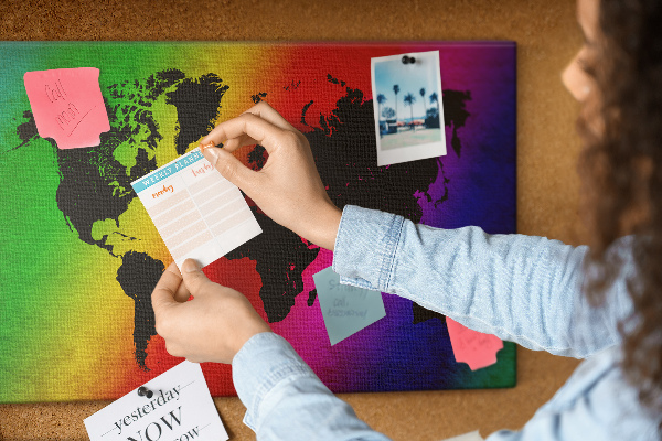 Kurkbord wereldkaart in regenboogkleuren