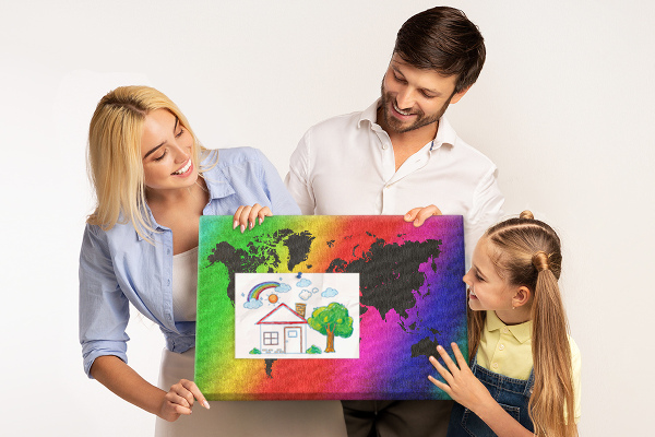 Kurkbord wereldkaart in regenboogkleuren