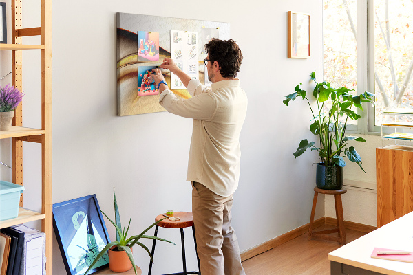 Prikbord met gouden golven op een neutrale achtergrond