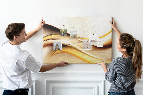Prikbord met gouden golven op een neutrale achtergrond