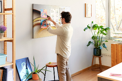 Prikbord met gouden golven op een neutrale achtergrond