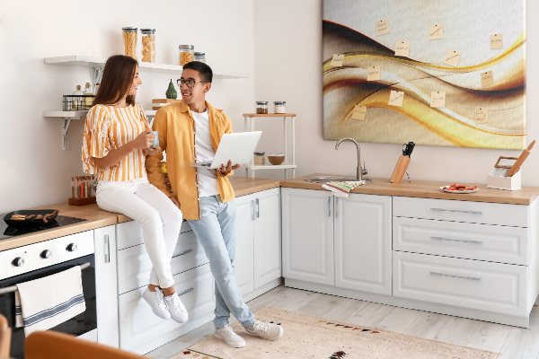 Prikbord met gouden golven op een neutrale achtergrond