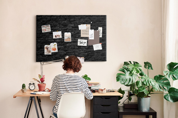 Kurkbord close-up van een donkere gestructureerde bakstenen muur