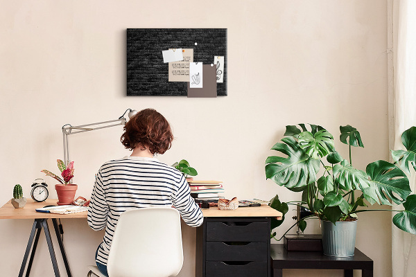 Kurkbord close-up van een donkere gestructureerde bakstenen muur