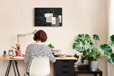 Kurkbord close-up van een donkere gestructureerde bakstenen muur