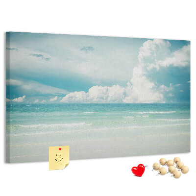Prikbord met een afbeelding van een kalme zee onder een blauwe hemel
