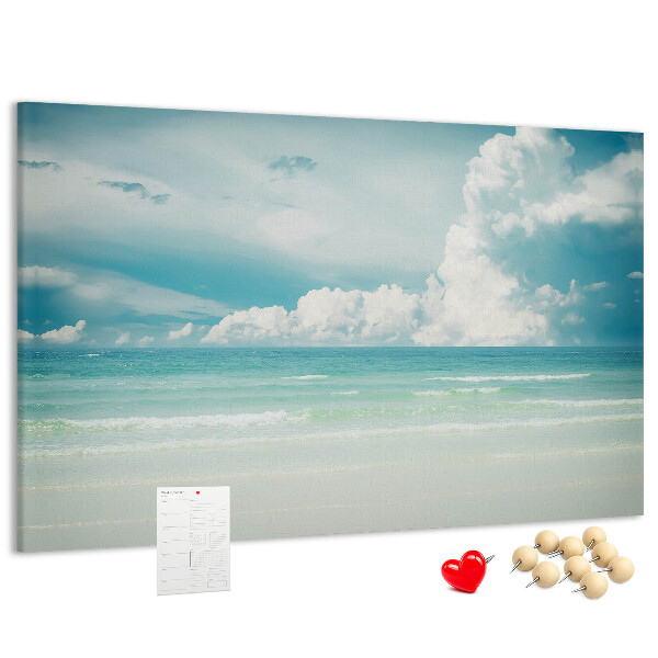 Prikbord met een afbeelding van een kalme zee onder een blauwe hemel
