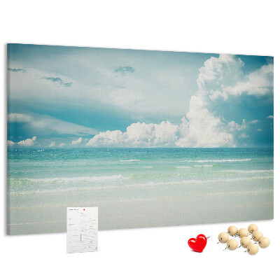 Prikbord met een afbeelding van een kalme zee onder een blauwe hemel