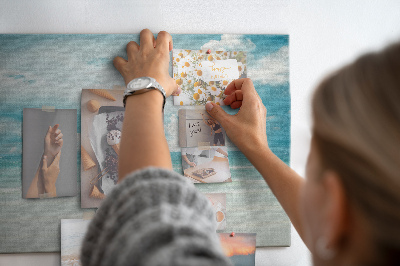 Prikbord met een afbeelding van een kalme zee onder een blauwe hemel