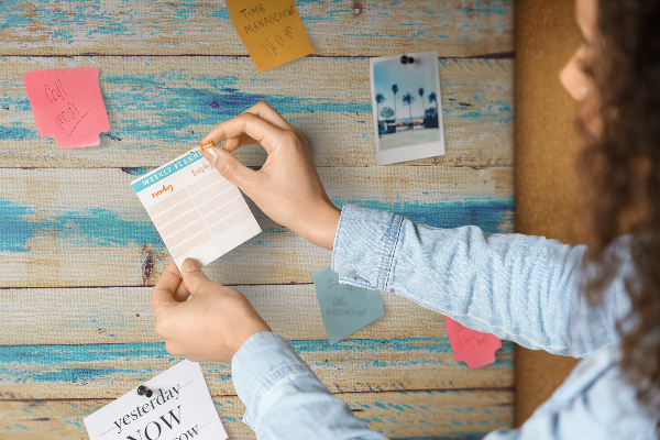 Kurkbord met rustieke planken in blauwe tinten