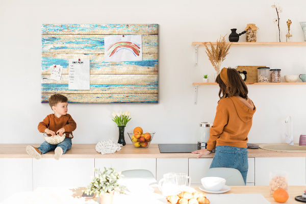 Kurkbord met rustieke planken in blauwe tinten