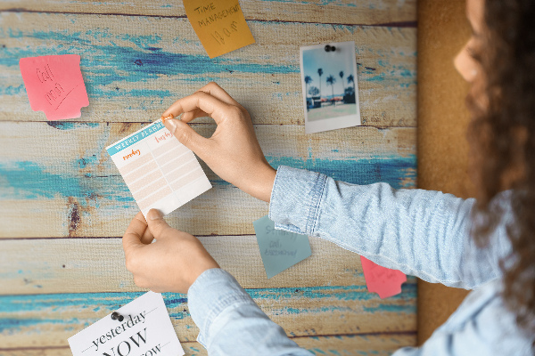 Kurkbord met rustieke planken in blauwe tinten