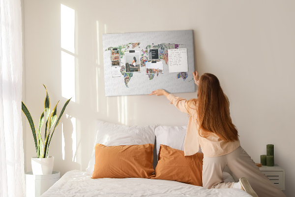 Kurkbord met een wereldkaart van bankbiljetten