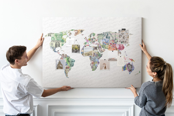 Kurkbord met een wereldkaart van bankbiljetten