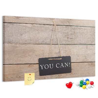 Kurk prikbord met een motiverend motief op een houten achtergrond
