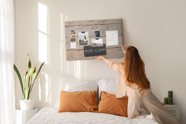 Kurk prikbord met een motiverend motief op een houten achtergrond