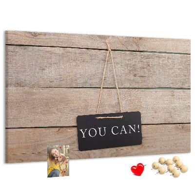Kurk prikbord met een motiverend motief op een houten achtergrond